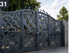 Ilustracja wygenerowana przez AI: dekoracyjna metalowa furtka z ornamentem. Nie jest zdjęciem realizacji MSW.