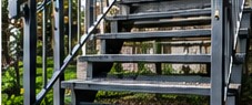 Miniatura AI numer 4: Uginający się stopień kratowy na zapleczu sklepu — kwalifikacja naprawy