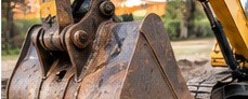 Miniatura AI numer 7: Koparka — urwane mocowanie osłony przewodów hydraulicznych